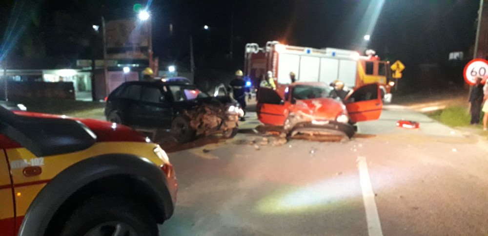 Carros se chocam na Rodovia Ivo Silveira, em Gaspar, na noite deste sábado