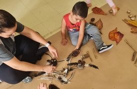 Crianças de creche em Balneário Camboriú criam brinquedos com elementos da natureza