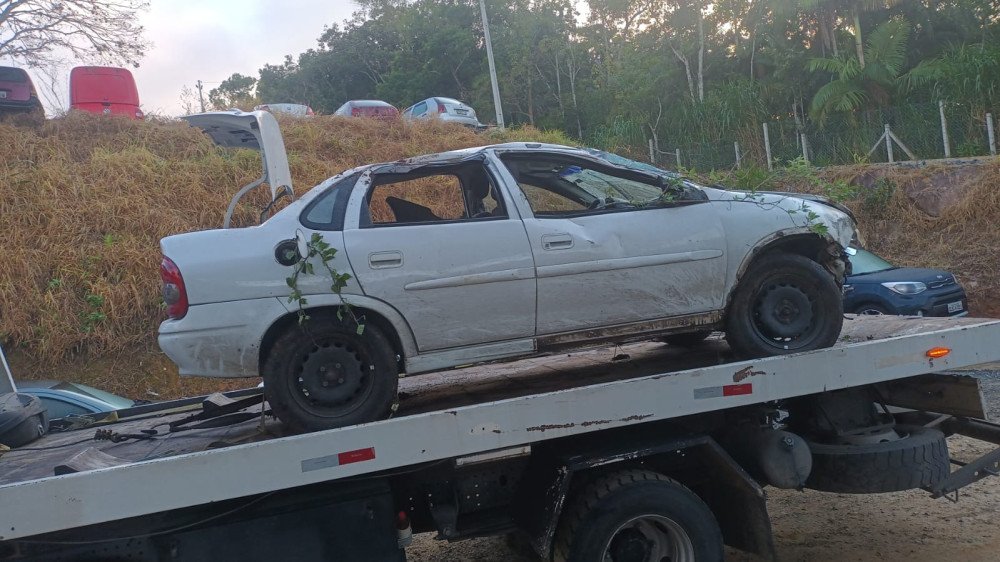Acidente em Blumenau deixa duas pessoas feridas após carro cair em ribanceira