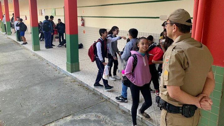 Policiais militares da reserva começam a fazer a segurança das escolas da rede estadual de SC