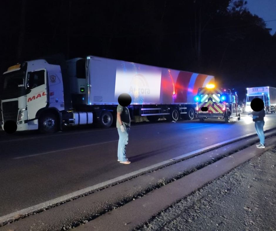 Motociclista sofre politraumatismo após batida contra caminhão em Lontras
