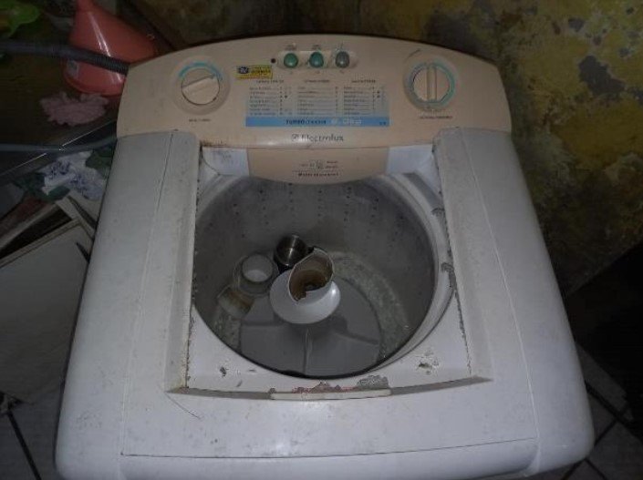 Homem embriagado quebra máquina de lavar e dá soco na companheira em Indaial