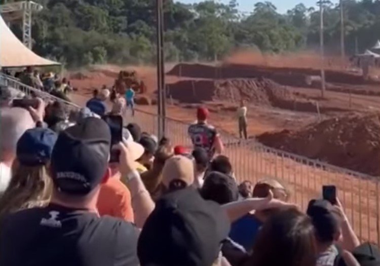 Vídeo: Fotógrafo é atropelado por jeep durante evento em SC
