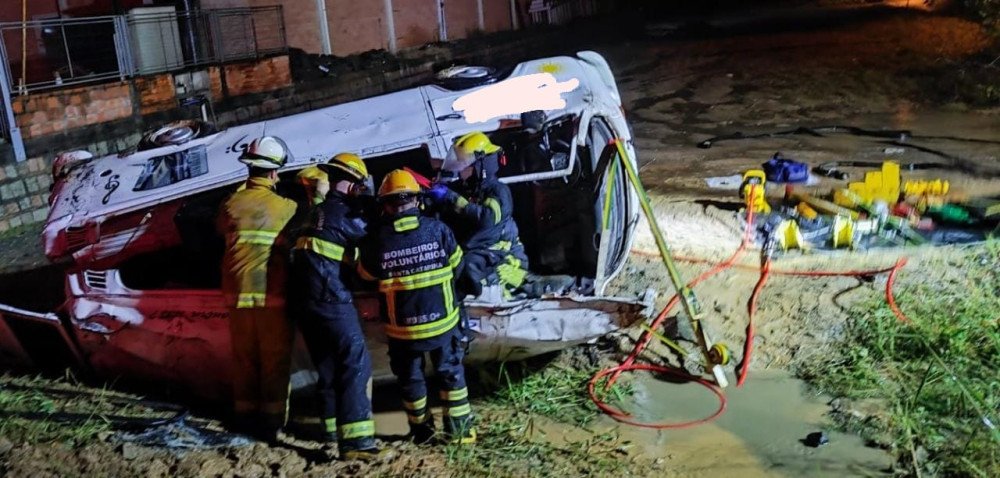 Quatro pessoas são levadas para o hospital após capotamento de Kombi na BR-470