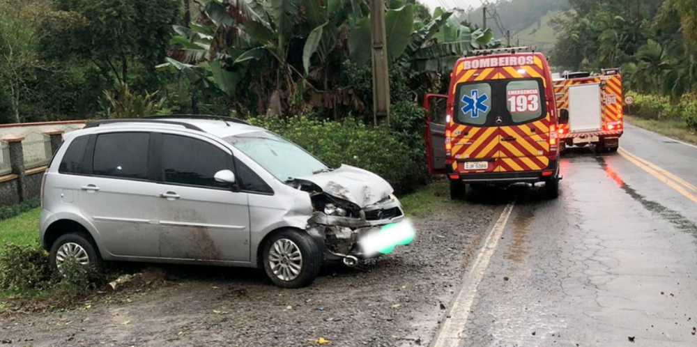 Motorista fica ferida em saída de pista na SC-114, no Alto Vale