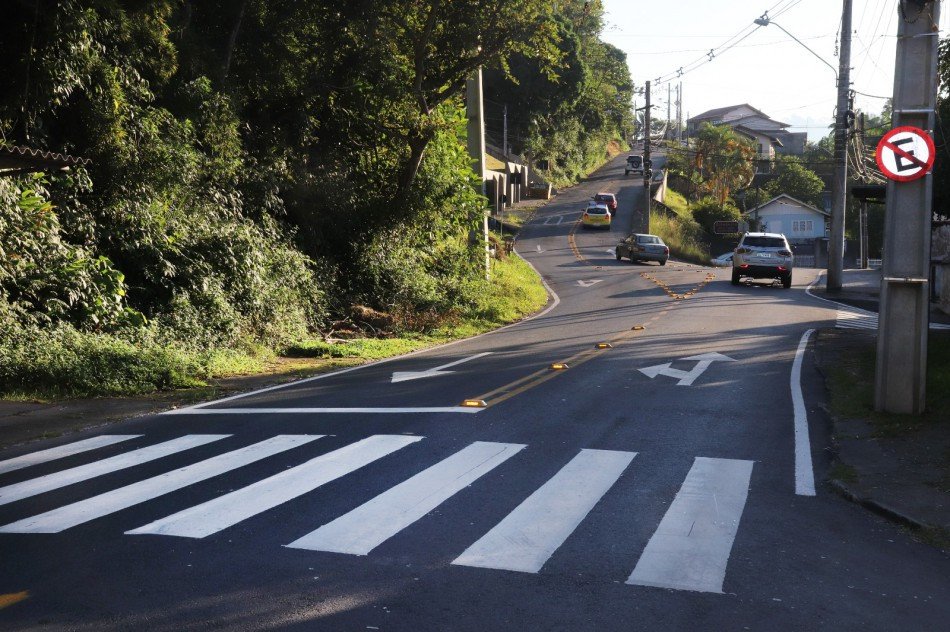 Rua Emílio Tallmann, em Blumenau, recebe implantação de faixas elevadas
