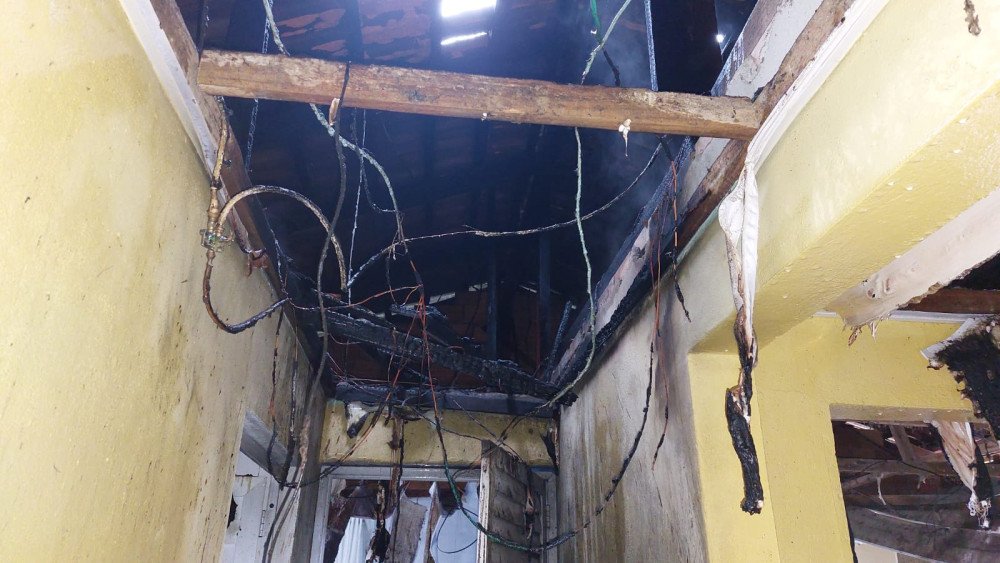 Casa pega fogo em Blumenau nesta segunda-feira; chamas começaram acima do forro PVC