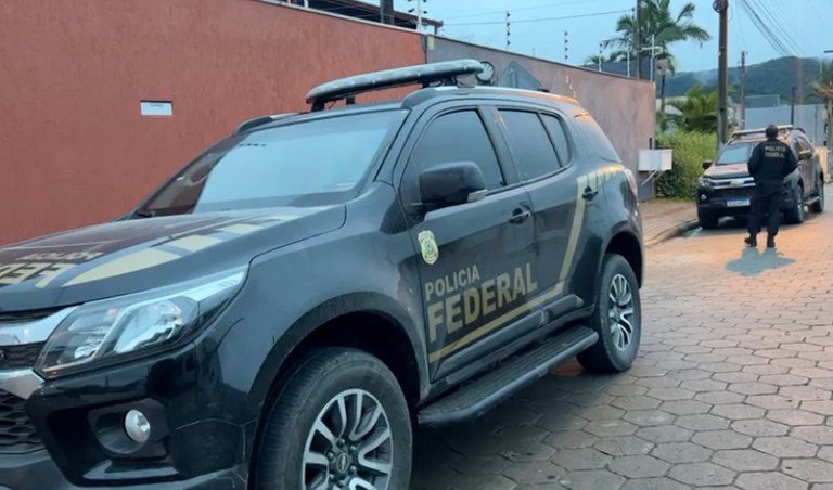 Polícia Federal faz operação contra lavagem de dinheiro em SC