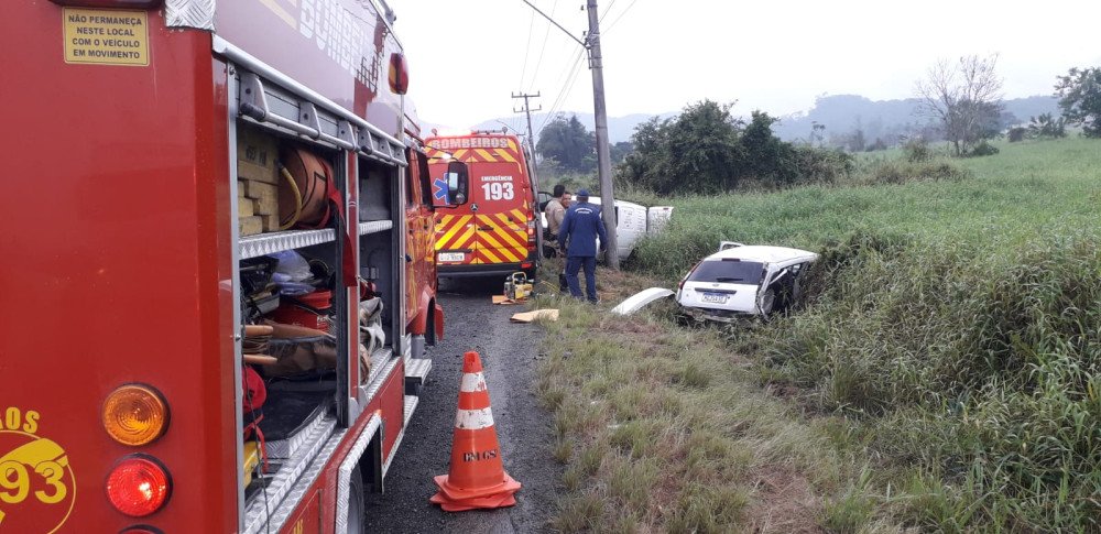 Acidente envolvendo dois carros deixa duas pessoas feridas nesta quarta-feira em Gaspar