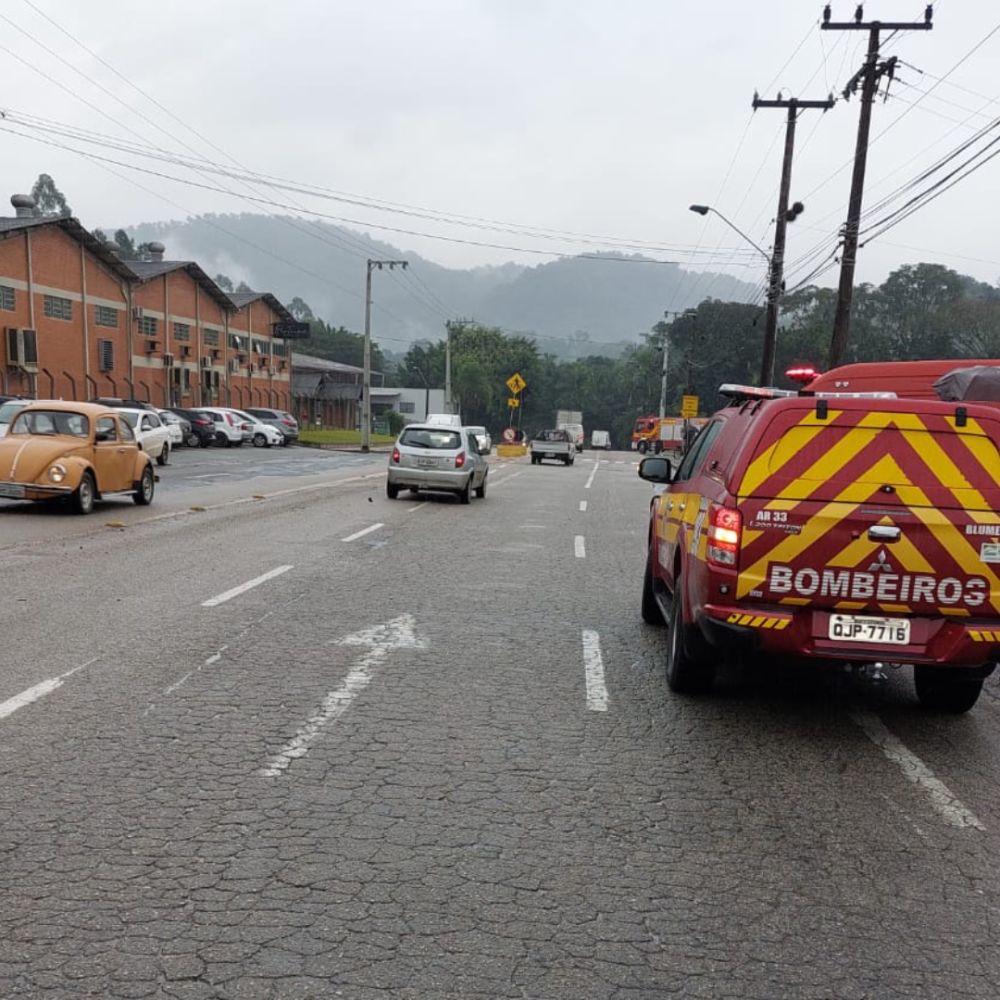 Batida entre caminhão e moto na Rua Bahia, em Blumenau, deixa motociclista ferido