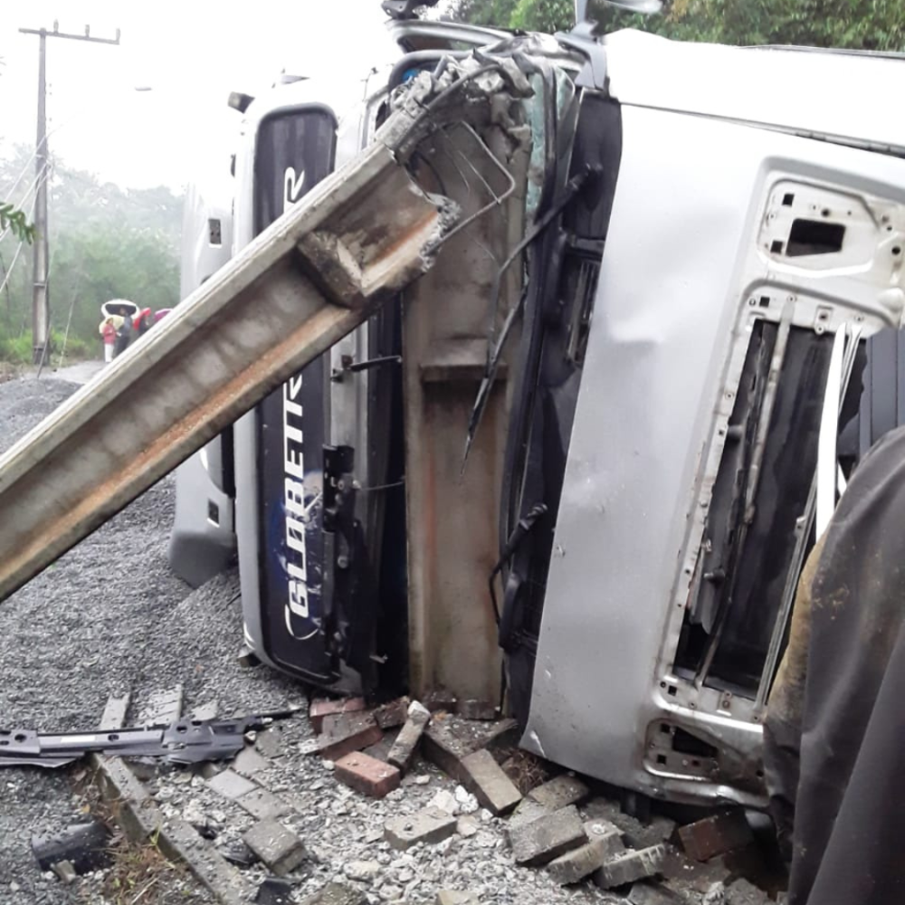 Caminhão tomba em Blumenau e poste atinge cabine