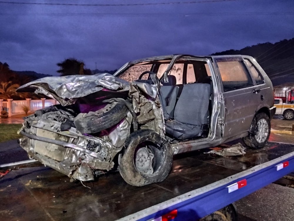 Vítima de acidente de trânsito fica presa no interior do veículo pelas pernas, em Aurora