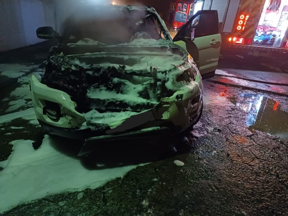 Carro de luxo fica completamente destruído por fogo no Alto Vale