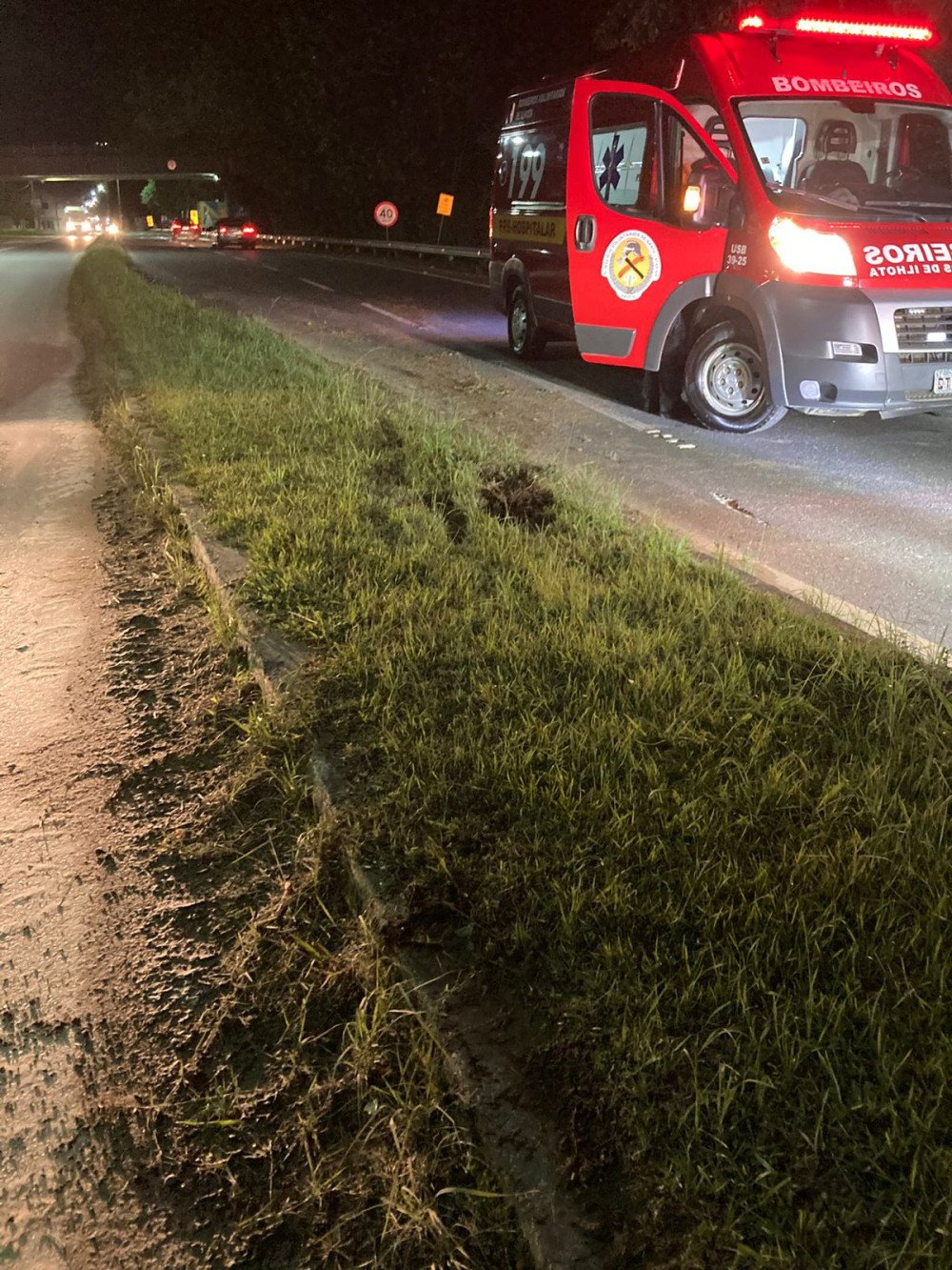 Motociclista fica ferido após bater em canteiro central em Ilhota
