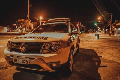 Após fugir da polícia, homem capota o carro, deixa três feridos e é preso com arma, munições, 38 celulares e outros objetos