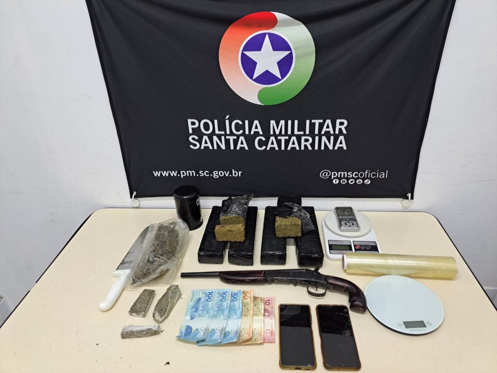 Homem é preso em Gaspar com 3,2kg de maconha e arma de fogo