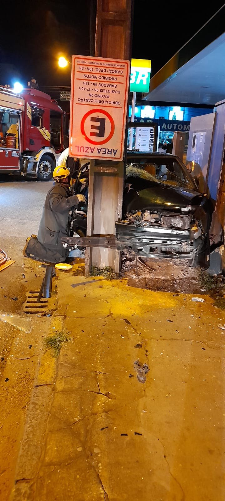 Adolescente bate carro contra poste e fica gravemente ferido em Brusque