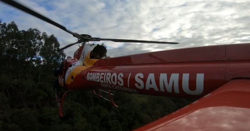 Vídeo: Homem é resgatado pela equipe do Arcanjo-03 após cair em uma ribanceira de 30 metros, próximo de uma cachoeira, em Vitor Meirelles