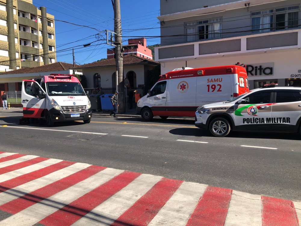 Vídeo: Motociclista e pedestre se envolvem em acidente em Blumenau e idoso é levado ao hospital em estado grave