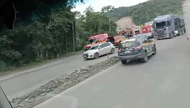Acidente na BR-470 em Blumenau complica o trânsito nesta segunda-feira
