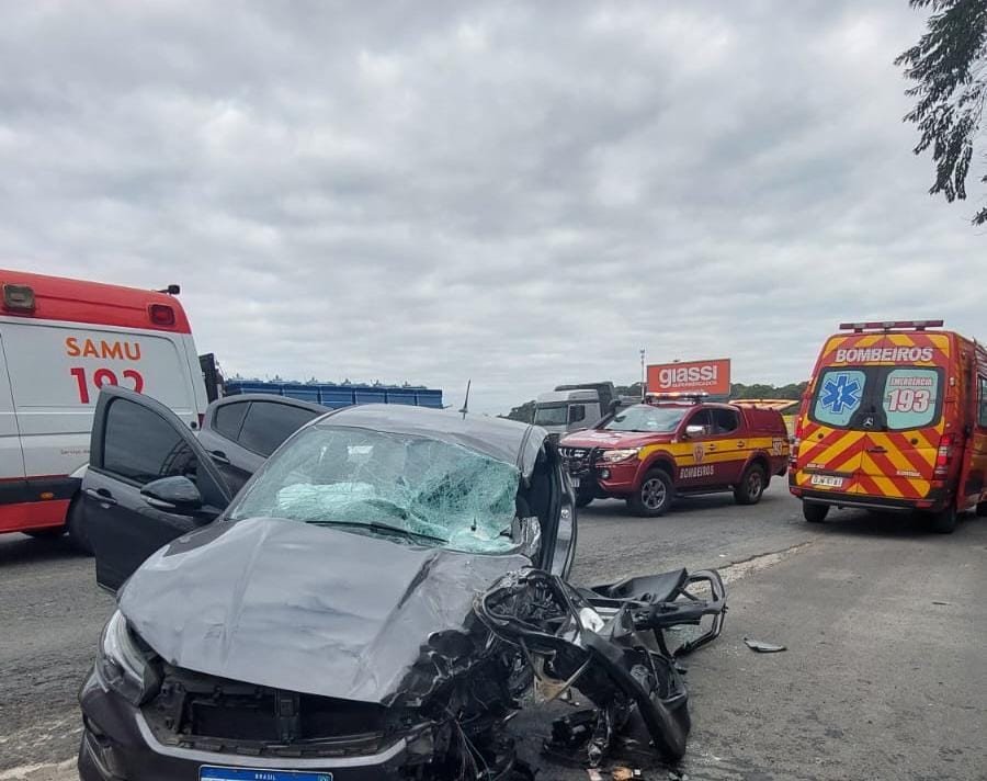 Acidente entre dois carros e uma carreta na BR-470 deixa duas pessoas feridas em Blumenau