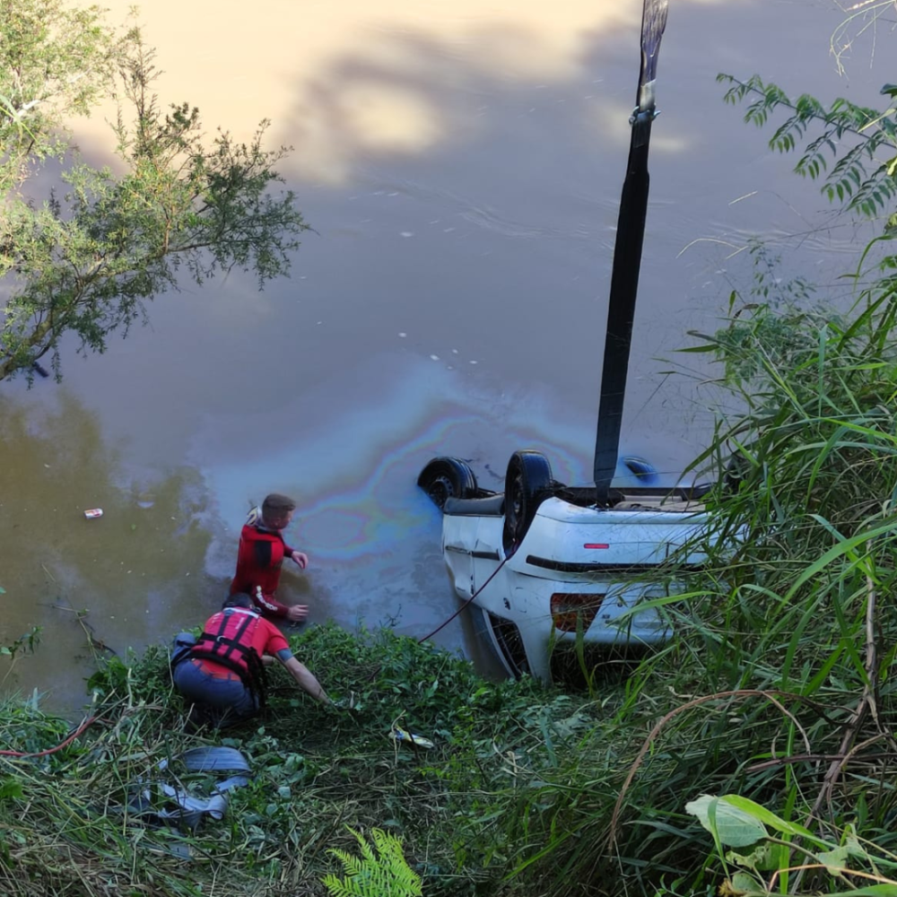 Vídeo: Carro é encontrado dentro do Rio Itajaí-Açu, em Apiúna