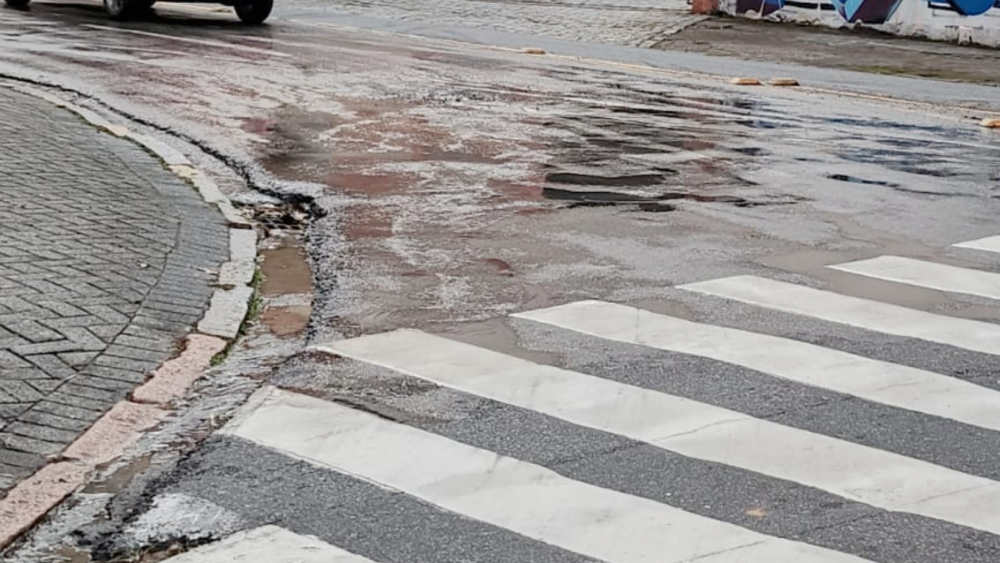 Rompimento de rede de abastecimento em Blumenau causa transtornos e interrupção no fornecimento de água