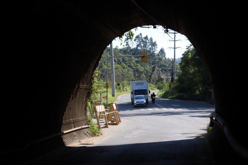 Trânsito no túnel da Rua Samuel Morse, em Blumenau, ficará em mão única a partir desta quarta-feira