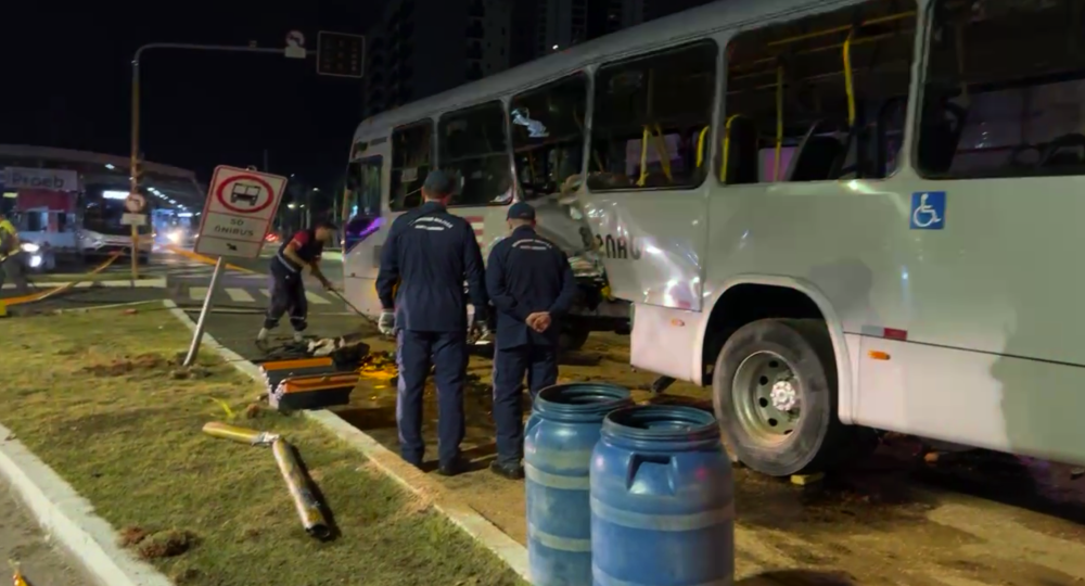 Vídeo: Veja o momento que o carro bate em ônibus de Blumenau; vítimas que foram atingidas já receberam alta
