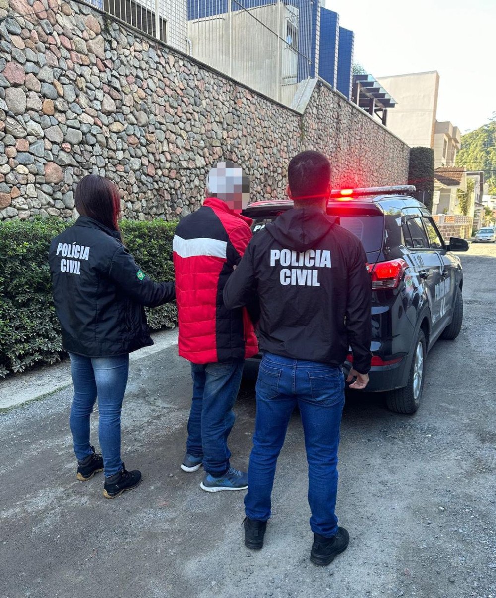Avô suspeito de estuprar duas netas, uma de 7 e outra de 5 anos, é preso em Blumenau