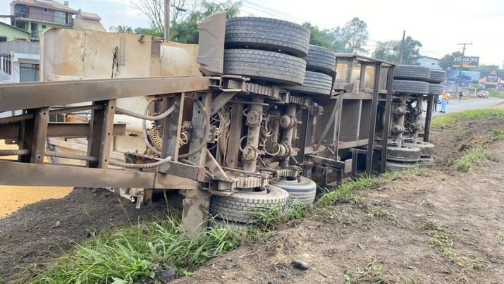 Carreta carregada de milho tomba na BR-470 em Indaial