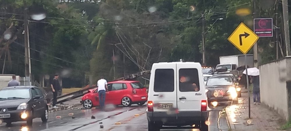 Acidente de trânsito afeta fornecimento de energia e bloqueia trânsito na Rua Arnold Hemmer em Blumenau