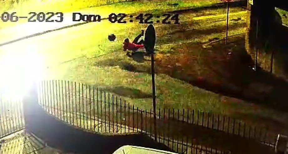 Vídeo: Homem é atropelado e jogado de viaduto em Blumenau