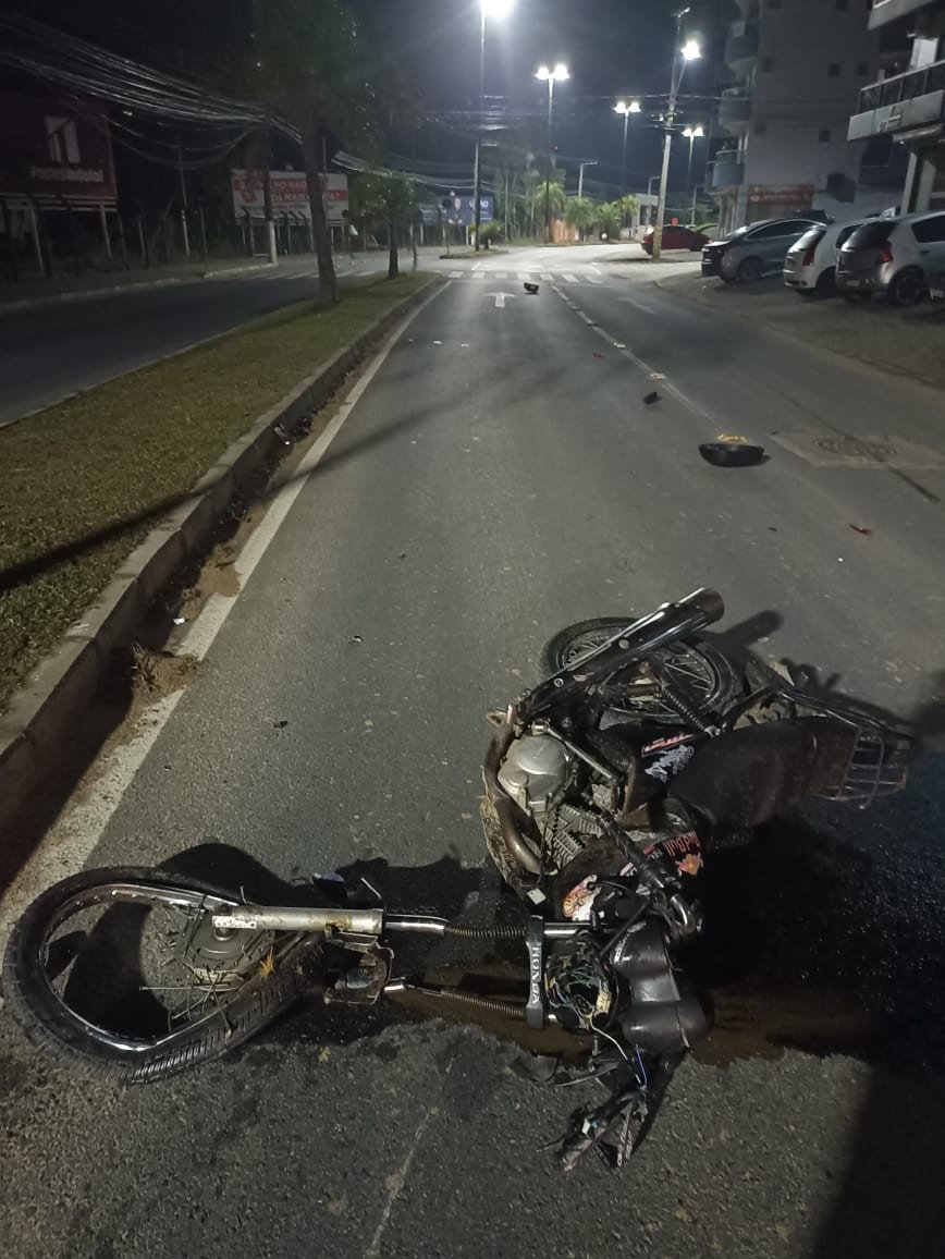 Motociclista morre após bater em árvore em Indaial