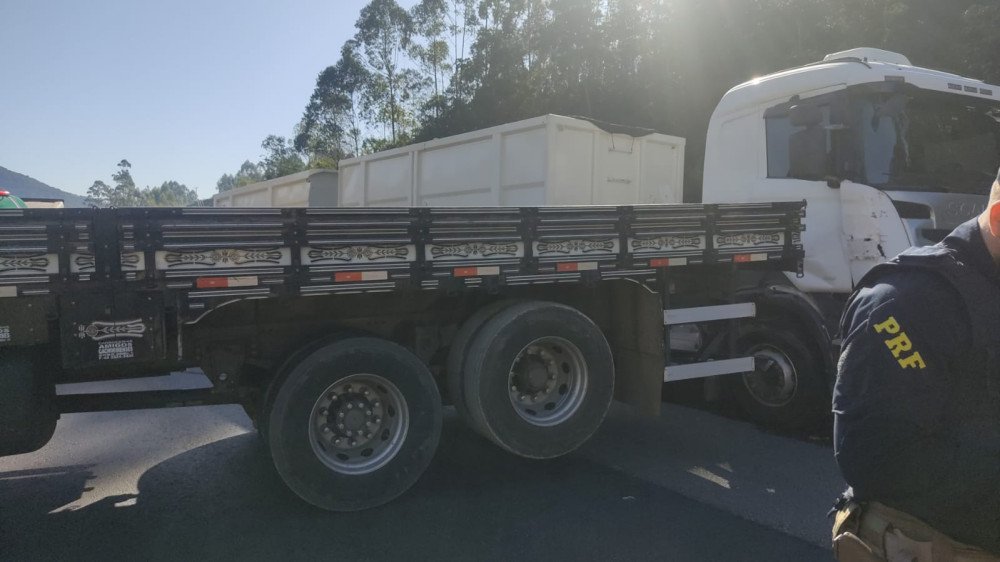 Acidente na BR-101 bloqueia trecho entre Itajaí e Balneário Camboriú