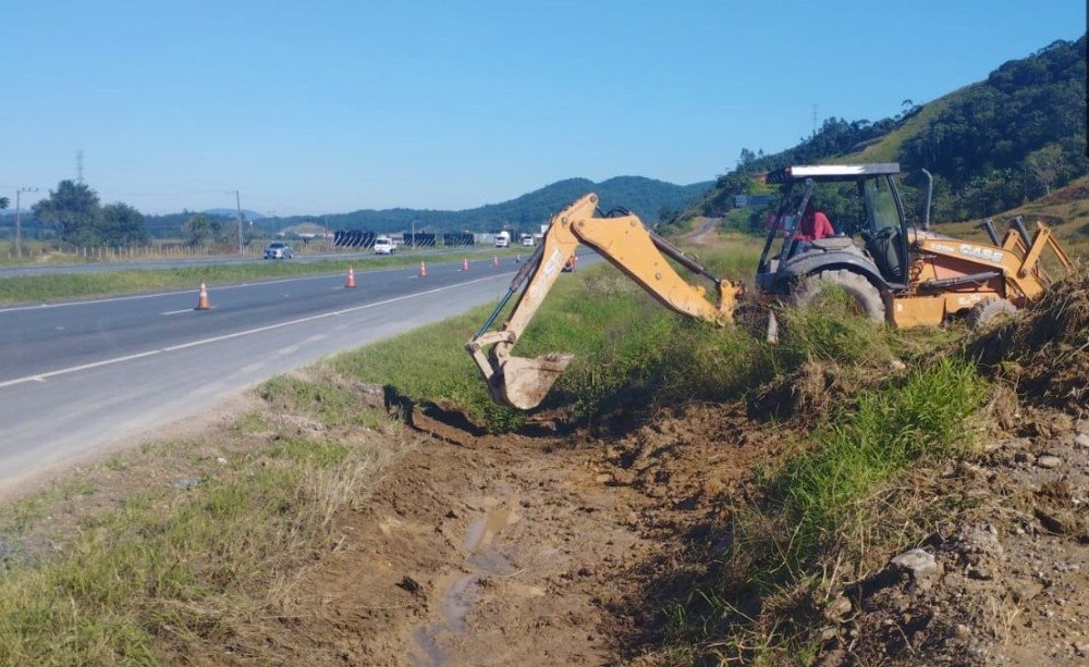 BR-470 e BR-280 vão ficar com trechos em 'siga e pare' para serviços de manutenção durante a semana