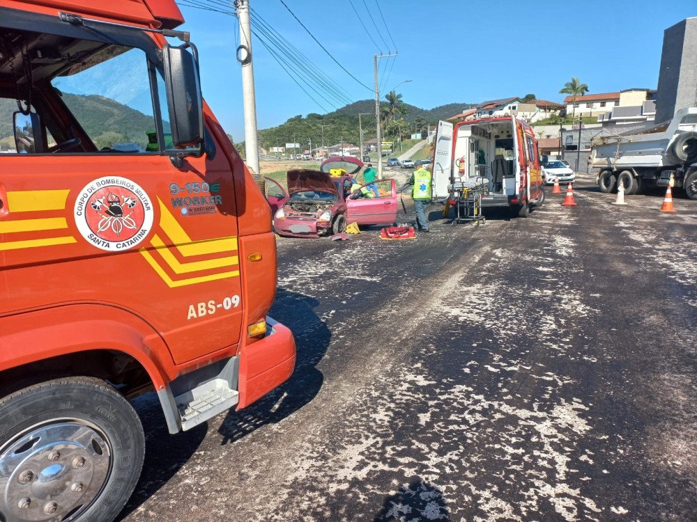 Homem é levado ao hospital após batida entre dois carros em Gaspar