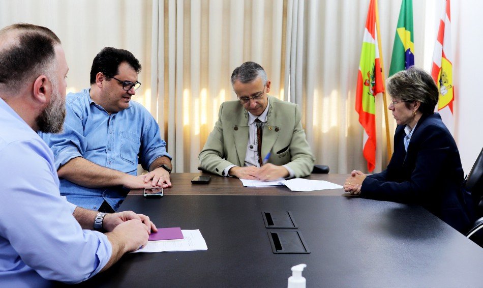 Servidores municipais de Blumenau recebem primeira parcela do 13º salário nesta sexta-feira