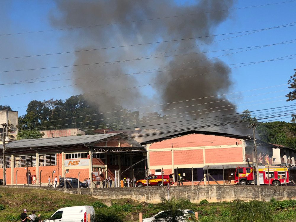 Fotos e vídeos: Incêndio atinge complexo industrial em Blumenau nesta quarta-feira