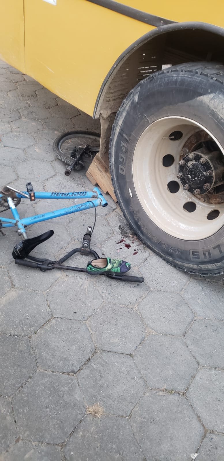 Batida entre ônibus e bicicleta deixa criança ferida em Ilhota