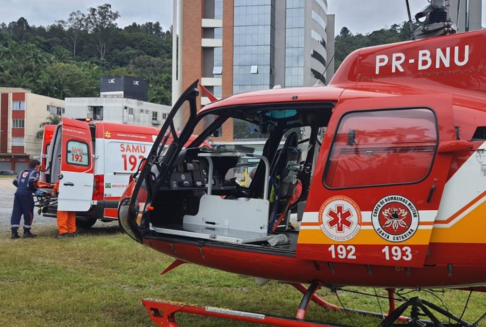 Homem cai da escada após ser atingido por descarga elétrica enquanto trabalhava em Indaial