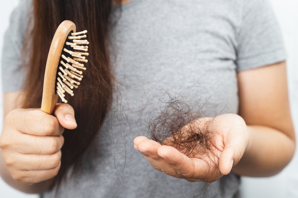 Mulher será indenizada em R$ 10 mil após queda de cabelo em procedimento de descoloração
