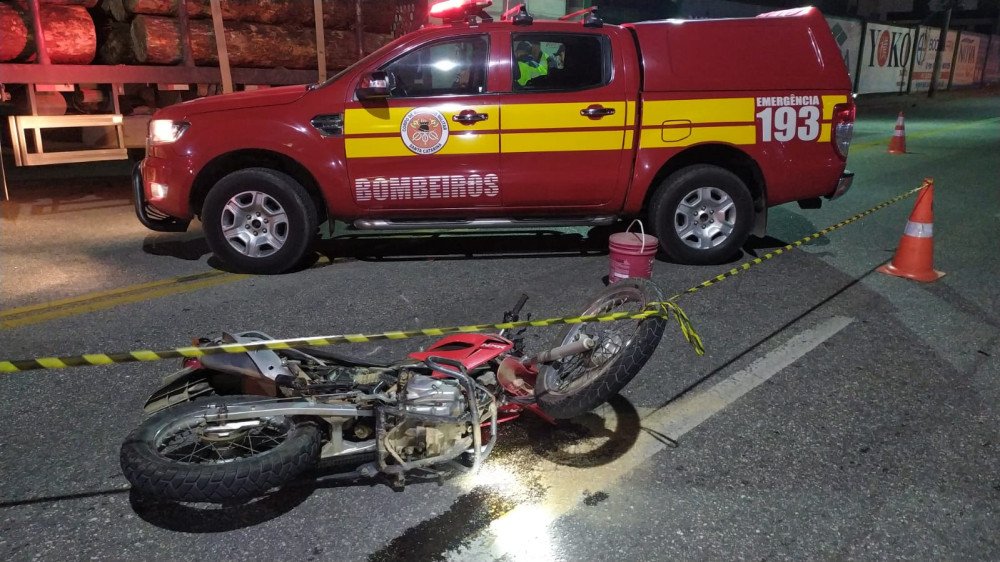Motociclista morre após bater em carreta estacionada em Brusque