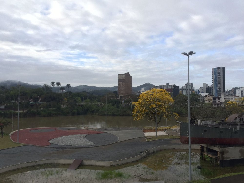 Domingo começa com nuvens e aberturas de sol; confira a previsão do tempo completa