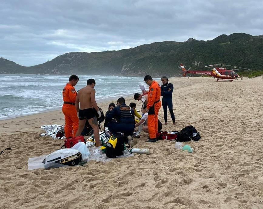 Surfista que sofreu afogamento é resgatado e transportado em helicóptero para hospital de Florianópolis