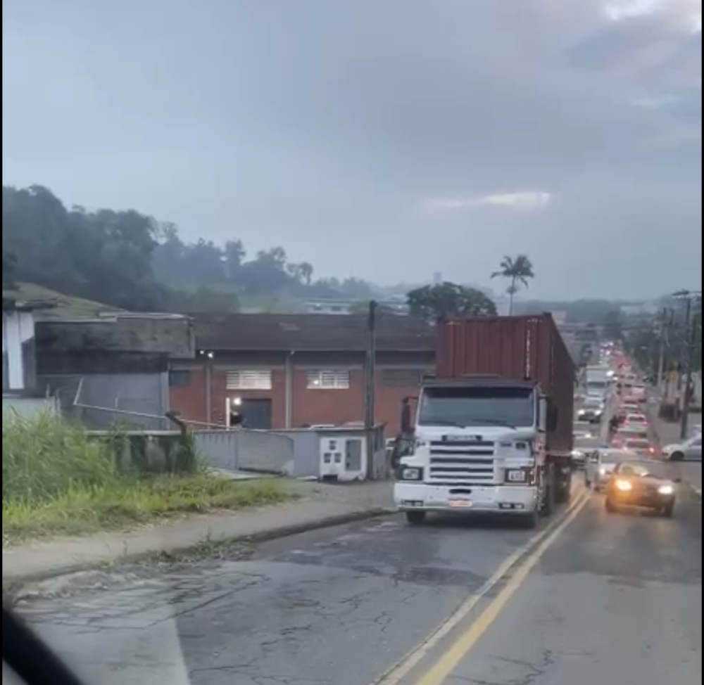Carreta quebra e compromete trânsito em rua de Blumenau; confira o local
