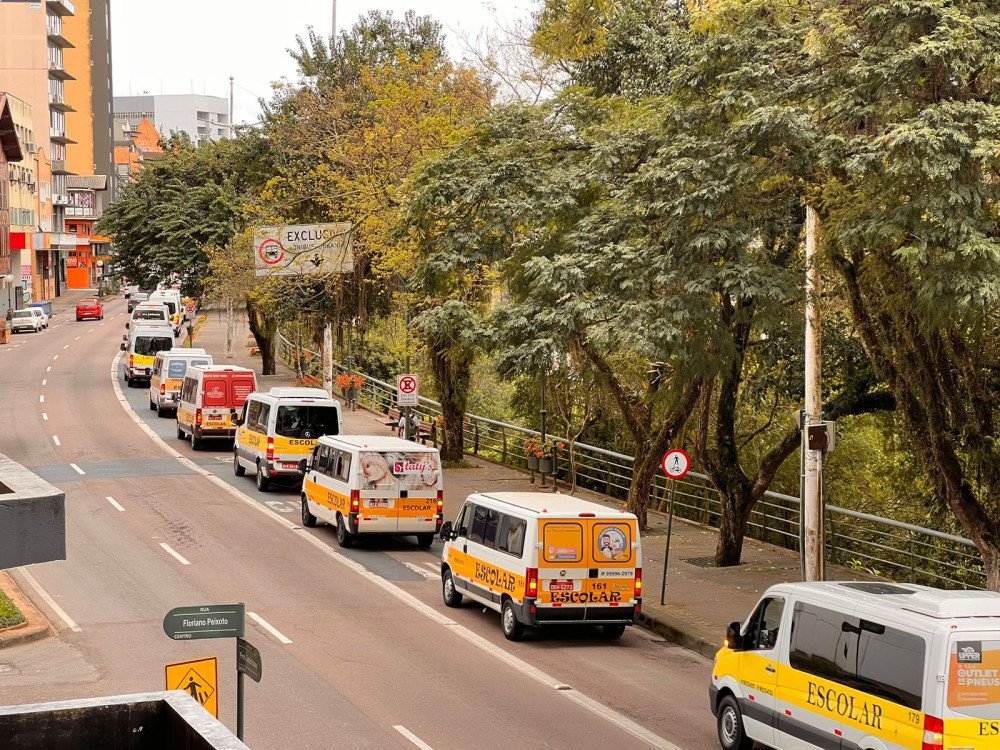 Mais de 80 vans e micro-ônibus realizam manifestação em Blumenau em defesa do serviço de fretamento; entenda