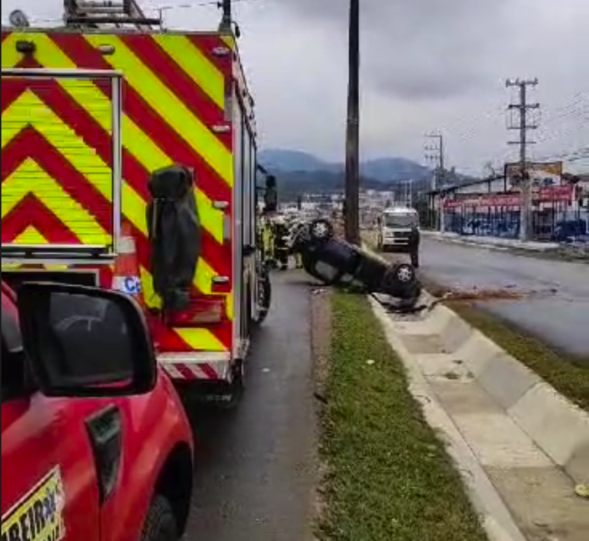 Vídeo: Carro capota na manhã desta segunda-feira na BR-470 em Indaial