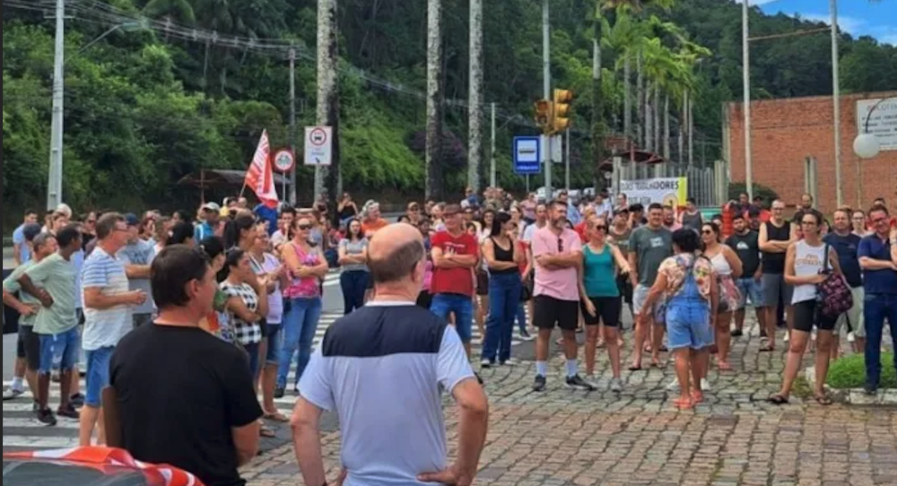 Após anúncio de demissão em massa, assembleia é realizada em frente à empresa Coteminas de Blumenau