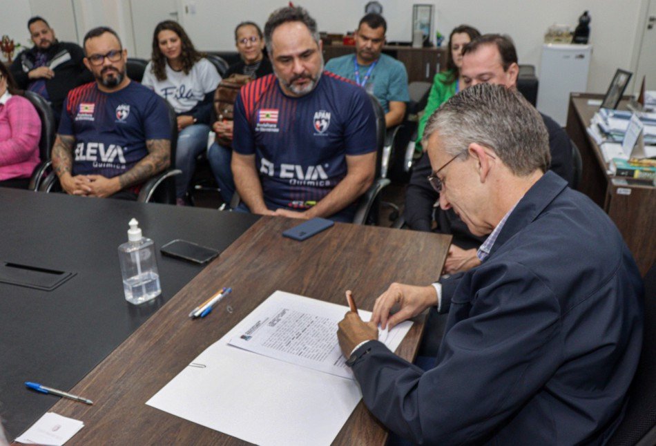 Polos de voleibol serão ampliados nas escolas municipais de Blumenau em parceria com a Apan